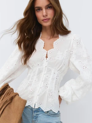 Vit blus från Gina tricot  - Säljer denna jättefina vita blus från Gina tricot. Den är aldrig använd finns prislapp kvar. Köpt för 460kr Säljer pågrund av att jag tycker den är lite för stor. Skriv om ni vill att jag skickar egna bilder💕🤗