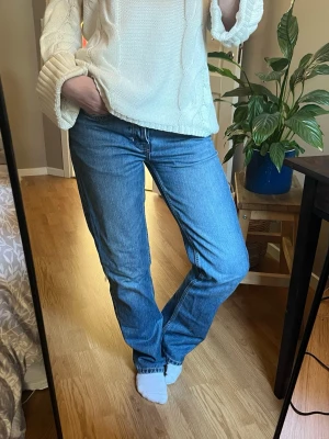 Jeans  - Blå ”ICON” jeans från Lager157, använda men syns knappt. Dem är i stl Xs/34 men passar mig bra som även brukar ha S/36 