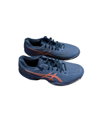 ASICS Solution Speed FF 2 Clay - grustennisskor i toppskick - Säljer ett par ASICS Solution Speed FF 2 Clay tennisskor (grussula) i färgen ”Blue Harmony/Guava” i mycket fint skick. Skorna köptes nya av mig och har endast använts ett fåtal timmar på grusbana. De har därför i princip inget slitage och både sula, ovandel och dämpning är i mycket bra skick.  Detta är en lätt och snabb modell som passar spelare som vill ha bra rörelsefrihet, stabilitet och komfort på grus.                                                            Storlek: 41.5