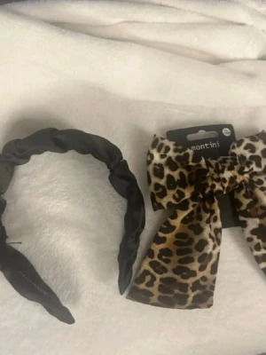 Accessoarer från Montini - Säljer ett svart hårband med twistad design, en stor hårrosett i leopardmönster två par halsband (bild 2)  2 ringar (bild 3) 2 par ringar (bild 4) från Montini. ALLA dessa säljer jag för 70kr, allt eller inget
