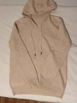 Cashmere Hoodie - Säljer en helt ny, oanvänd  • Kashmir hoodie  • Beige / Crémefärgad • Varm och snygg 🔥 • Endast testad på  • Storlek S