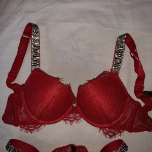 Victoria secret bh röd - Detta inlägg är ifall man endast vill köpa bh:n. Finns även möjlighet att köpa hela setet, kolla min sida!🤍