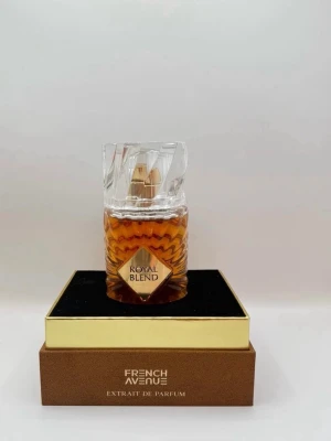 French Avenue Royal Blend parfym - Royal Blend från French Avenue är en exklusiv parfym i en elegant, transparent glasflaska med guldiga detaljer och en unik, geometrisk form. Doften har en lyxig känsla och flaskan levereras i en stilren box med svart och guld. Perfekt för dig som vill ha något speciellt.