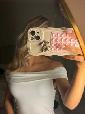 Vit offshoulder topp - Säljer en stilren vit offshoulder topp med breda axelband. Toppen är figurnära och har en enkel, clean look som passar perfekt till jeans eller kjol. Materialet känns mjukt och stretchigt, vilket gör den bekväm att bära hela dagen. Aldrig använt💓