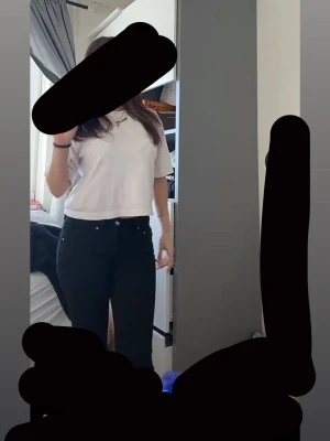 Svarta bootcut jeans från Vero Moda - Säljer ett par svarta bootcut jeans från Vero Moda. Jeansen har låg midja och används fåtal gånger med ingen tecken på användning, de passar både XS och S. Pris går att diskutera och jag kan skicka de snabbt! 💕