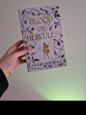 Romantasy bok - Blood of Hercules: Helt ny och oläst. Nypris 194 kronor ( amazon ). Katt finns i hemmet. Jag har fler böcker till salu 