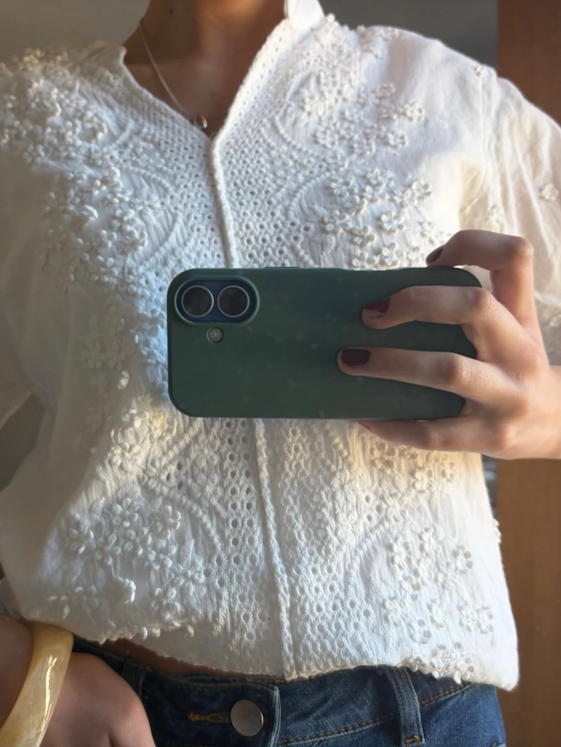 Vit broderad blus med v-ringning - 2