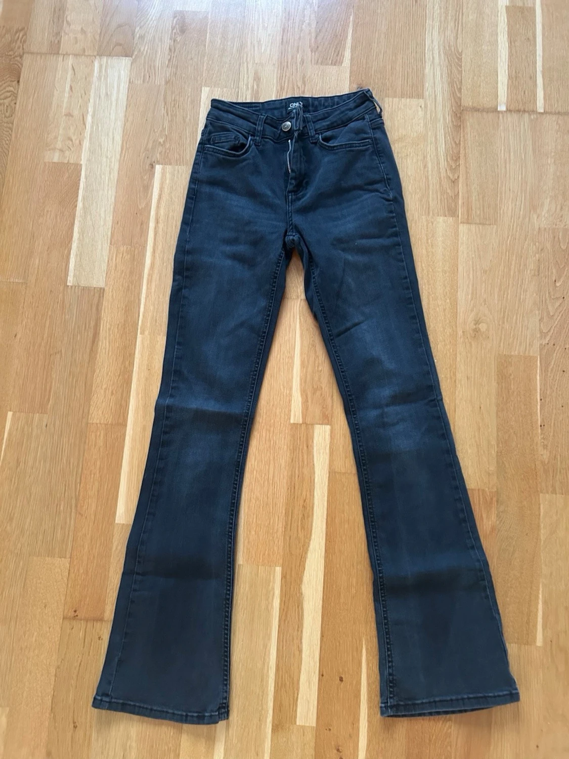 Svarta utsvängda jeans från Only