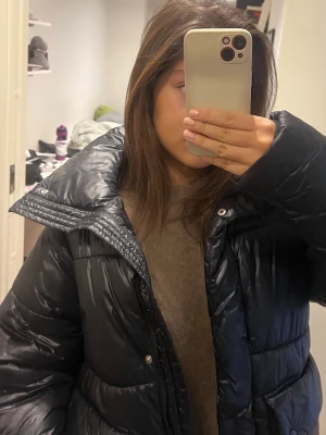 Svart pufferjacka med krage - Jättefin vår och höst jacka. Skitnygg krafe o passar perfekt till polokragar. Använd max 2 gånger. Storlek xs men sitter som s-M