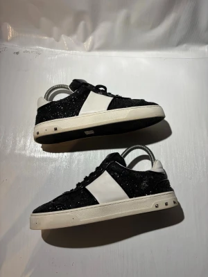 Valentino skor - Hej! Säljer nu mina skor från märket Valentino, storlek 37 bra skick, allt på bilden ingår. Tveka inte på att höra av dig om du har frågor eller funderingar kring skorna! 