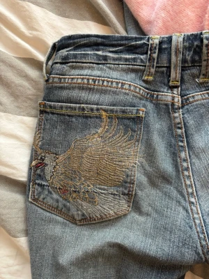Snygga jeans!  - Såååå snygga raka jeans med detaljer bak, Lågmidjade, i en blå/grå tvätt, är 171 som referens. Inga defekter🩷 står bara 29 som storlek i byxorna men jag uppskattar de som S🩷(ca) midjemått: 39 cm Innerbens längd: 80 cm ytterbenslängd: 100 cm 