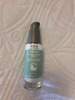 REN Evercalm Redness Relief Serum - REN Evercalm Redness Relief Serum i en 30 ml pumpflaska. Serumet är speciellt framtaget för känslig hud och hjälper till att lugna rodnad. Flaskan är genomskinlig med grön etikett och grå pump. Perfekt för dig som vill ha en jämnare hudton. Endast testad.