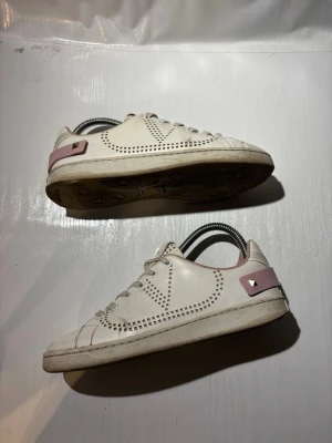 Valentino skor - Hej! Säljer nu mina skor från märket Valentino, storlek 37 bra skick, allt på bilden ingår. Tveka inte på att höra av dig om du har frågor eller funderingar kring skorna! 