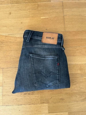 Replay Anbass Aged 5 - Säljer ett par grå Replay slim fit anbass aged 5 years sustainable lab med slitningar (original), i storlek 32 32. Nypris ca 1900kr. Hör av er vid funderingar.