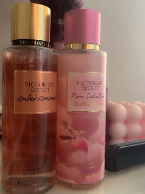Victoria's Secret   - Två oootroliga bodymists från Victoria's Secret. 80kr STYCK. ganska mycket mer än hälften kvar i båda. 