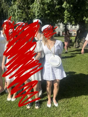 Studentklänning - Fin studentklänning i bra skick. Buren 2 gånger. Några fläckar av BUS men de är på insidan och syns inte. Vid flera frågor så skriv bara till mig❤️