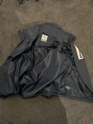 Mörkblå jacka från Mckinley  - Säljer en Mckinley jacka storlek L 