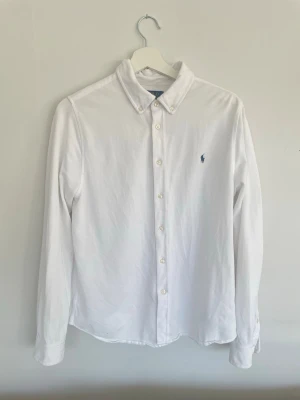 Ralph Lauren Skjorta (Äktighetsbevis finns!) - Säljer denna stil rena polo Ralph lauren skjortan som jag köpte på El Corte Inglés i Barcelona. modellen Featherweight Mesh. Skjortan är nästan i nyskick knappt andvänd, den har bara legat i garderoben så en tvätt och en strykning så är den som ny. Ny pris 1600 kr! Mitt pris 375 priset kan diskuteras. Självklart äkta! Storleken säger XL men deras storlekar är små så den sitter som S, Tveka inte att kontakta vid intresse eller om du har några frågor 🙌 