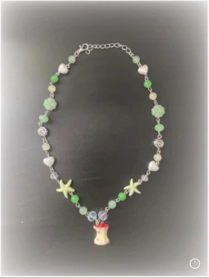 Halsband - 100% handgjord av mig! Snälla kontakta innan du trycker på köp nu, ifall den redan har blivit såld på en annan app🫶🏼 #trinket #y2k #alt #emo #goth #anime #kpop #scene #whimsical #fairy #fairycore #fairygrunge #kawaii #coquette #sanrio #juminocore #shoujo #swag #mlp #mylittlepony #bluelock #saikik #demonslayer #naruto #jujutsukaisen #jjk