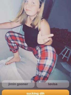 Rödrutiga pyjamasbyxor - Säljer ett par klassiska rödrutiga pyjamasbyxor med vitt och blått rutmönster. Byxorna har en avslappnad passform och resår i midjan för extra komfort. Perfekta för mysiga hemmakvällar eller lata morgnar.