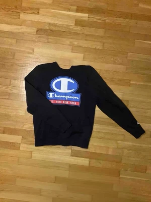 Champion sweatshirt  - Säljer min Champion sweatshirt eftersom den är för liten för mig. Den är i bra kondition och helt fläckfri enda defekten är att det är lite upprivet på den vita Champion loggan ovanför.