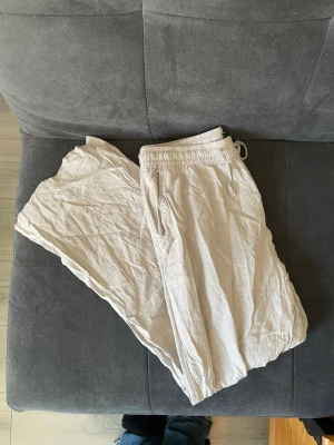 Beiga linnebyxor med resårmidja - Säljer ett par beiga linnebyxor från lager 175.