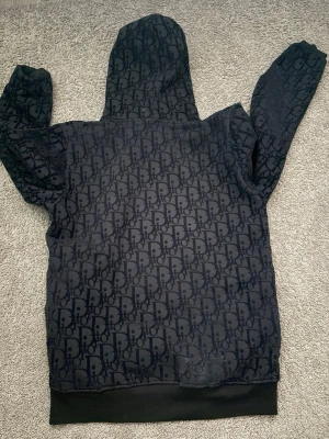 Svart hoodie  - Snygg svart hoodie fin och fräsch storlek s-m