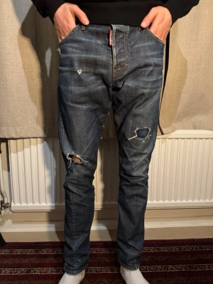 Äkta Dsquared2 jeans - Äkta dsquared2 Cool guy jeans med en mycket snygg tvätt. Storleken är IT46 vilket motsvarar runt 30/31 i midja och 32 i längd