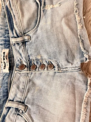 A2 Superlowrise superlågmidjade jeanshorts tally weijl ljusblå - Såå snygga! Midja ca   Första två Bilder lånade av ek.sellout💞💞se sista bild har små blekfläckar som knappt syns vilket kan ses, kan även vara en del av designen