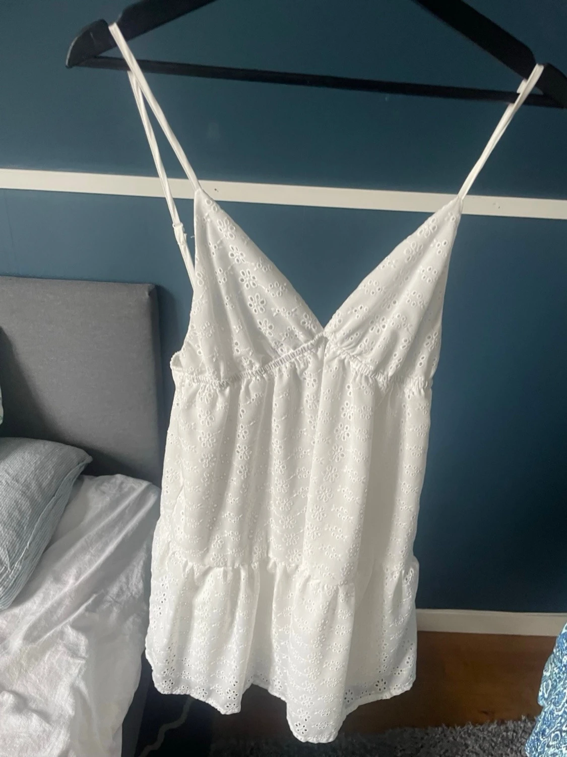 Vit kort klänning med spetsdetaljer - 1