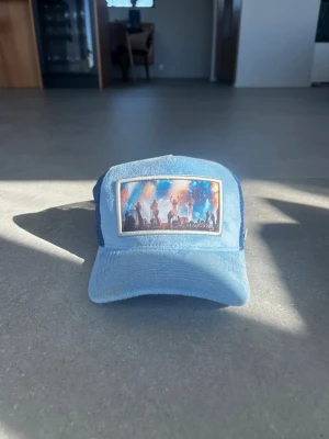 Blå Maggiore limited edition keps  - Säljer en nästan helt ny limited edition keps från maggiore💫 pris kan absolut diskuteras och ny pris är 799kr och jag säljer för ett mycket bra pris 🏆 