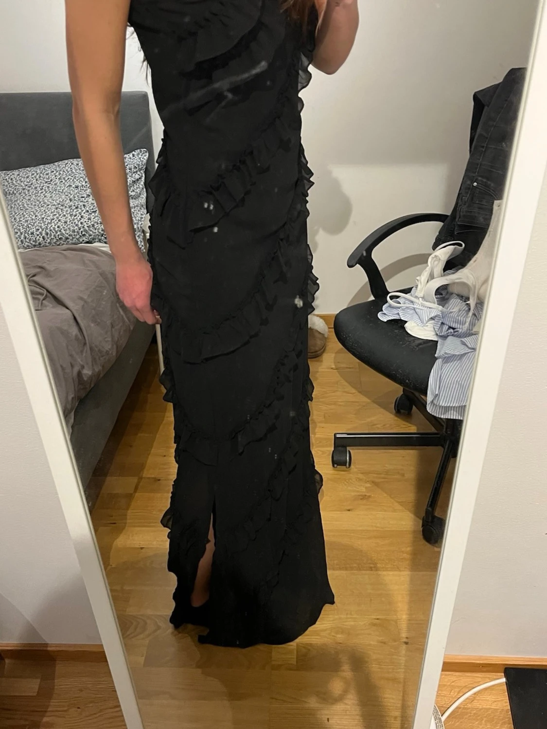 Svart långklänning med volanger - 1