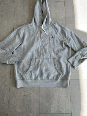 Ralph Lauren hoodie - Säljer denna otroligt feta hoodie, säljer då den inte kommer till någon användning längre, storlek    Xl men sitter som en M