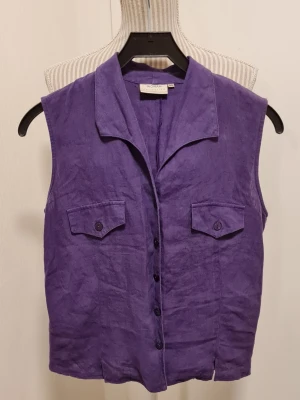 Vintage topp / Hennes / 100% lin stl M  - Inköpt för ca 22 år sen ,knappt använd ! Toppskick! 100%lin i lättare sommar kvalite.  Hennes collection stl 40 ,men passar som 36/38 