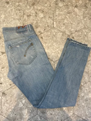 Dondup jeans George - Tja! Säljer ett par riktigt feta, blåa Dondup jeans med snygga slitage på byxbenen🙌Passar perfekt nu till sommaren/våren! Skick: Toppen! Storlek: W34 Modell: George, skinny fit. Något mer? - ta kontakt med mig😄// Milo