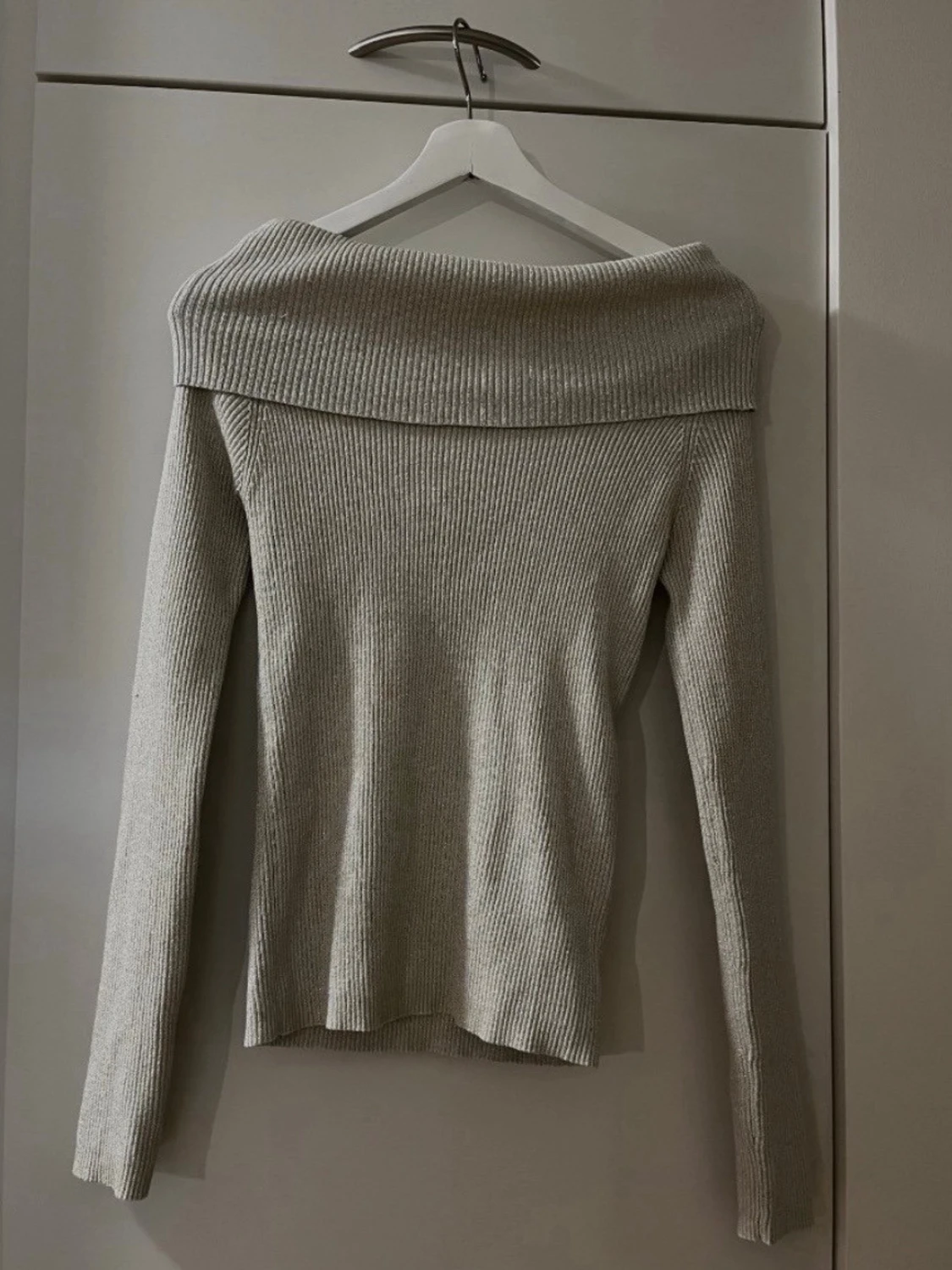 Vit glittrig tröja med krage från BikBok - Storlek S