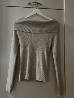 Vit glittrig tröja med krage från BikBok - Storlek S - Snygg och elegant vit tröja med silvrigt glitter – perfekt till fest, högtider eller när du vill klä upp en vardagslook! Varumärke: BikBok. Modell: KP RACHEL PARTY. Storlek: S. Färg: Vit med silvrigt glitter. Långärmad. Krage. Material: 62% Viskos, 20% Lurex och 18% Nylon. Säljs i mycket bra skick, sparsamt använd och väl omhändertagen.  Kika gärna in mina andra annonser - jag säljer flera klädesplagg! Hör av dig vid frågor!