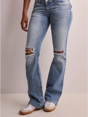Ljusblå bootcut jeans från nelly - Säljer ett par ljusblå bootcut jeans med slitna detaljer över knäna. Jeansen är stretchiga. Jeansen har en fläck vid låret 💗☺️