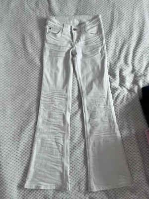 Vita weekday jeans  - Vita jeans från cheap monday (weekday). Storlek 26/30. Väldigt eftertraktade !! Säljs ej längre, passar tyvärr inte mig🥺🥺🥺🥺