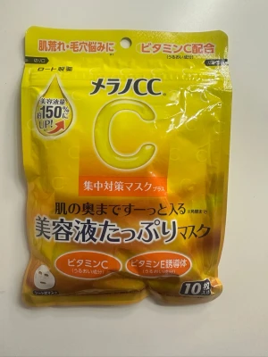 Melano CC ansiktsmask med vitamin C - Japansk ansiktsmask från Melano CC med vitamin C och E, designad för att ge huden extra fukt och lyster. Förpackningen innehåller 10 stycken sheet masks indränkta i näringsrik essens. Maskerna är vita och kommer i en gul plastförpackning.