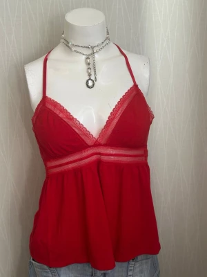 Victoria's Secret röd  spetsdetaljerad linne  - Victoria’s Secret rött spetsdetaljerat linne i nyskick med lappar kvar.