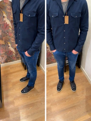 Mörkblå overshirt med knappar - Snygg oveshirt från stenströms aldrig använd, kommer med tags. Nypris 2500kr. Säljer pågrund av att den inte passar mig. Skriv vid funderingar. MVH AE