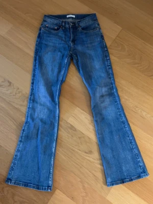 Blå bootcut jeans från Gina Tricot - Blå Birgit jeans från Gina Tricot, de är lågmidjade i storlek 36 men dom är lite små i storleken.                  Helt oanvända