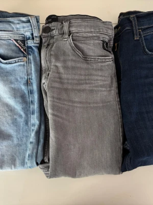 Replay jeans x 3 - Säljer tre par Replay jeans i väldigt bra skick. De mörkblåa (stl 166) och ljusblåa (stl 158) av modellen Subject och de gråa (stl 166) av modellen Thad. Passar någon som har stl 170. Pris: 600 kr för alla tre eller 250/styck. Skriv för mer foton.