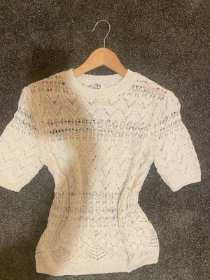 Beige broderad tröja från zara - Säljer en fin broderad tröja från zara!!💓💓