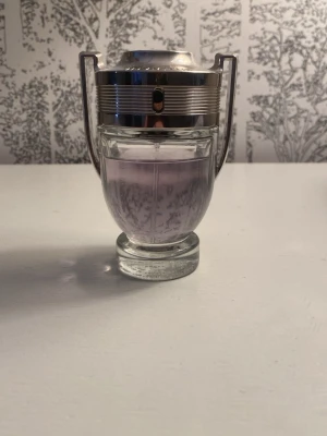 Paco Rabanne Invictus EDT - Säljer en knappt använd Paco Rabanne Invictus parfym. Fräsch och perfekt om man vill lukta gott till sommaren. Säljer billigt då jag vill få den sålt snabbt. 50 ml flaska men knappt 10 ml använt. Nypris runt 600kr