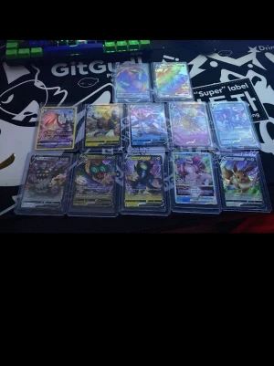 KOM MED PRISER .Samling Pokémonkort i plastfickor - Säljer en samling Pokémonkort med olika motiv och färger, flera av dem är holografiska och har unika illustrationer. Korten ligger i genomskinliga plastfickor och innehåller både klassiska och moderna Pokémon. Perfekt för samlare eller fans av Pokémon.