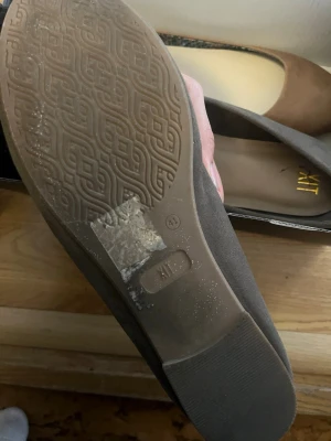 Bruna ballerinaskor från Din Sko - Snygga ballerinaskor i brun mockaimitation från Din Sko. Skorna har rundad tå och en enkel, stilren design med diskret innersula i mönstrat tyg. Perfekta för dig som gillar klassiska och bekväma skor.