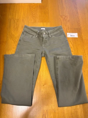 Olivgröna bootcut jeans från Nelly - Säljer ett par olivgröna jeans från Nelly, fick dom precis men de är lite för stora eftersom att de är stretchiga 