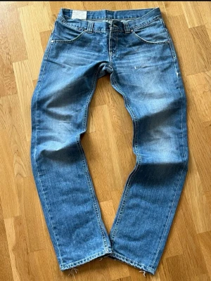 Blåa jeans från Dondup  - Sjukt feta ljusblåa jeans från Dondup i straight fit i, storlek 32/33. jeansen har en sjukt snygg wash samt blå färg med unik bakficksdesign. Väldigt bra skick, skriv vid eventuella funderingar😁  Mått: 106cm längd 42cm midja